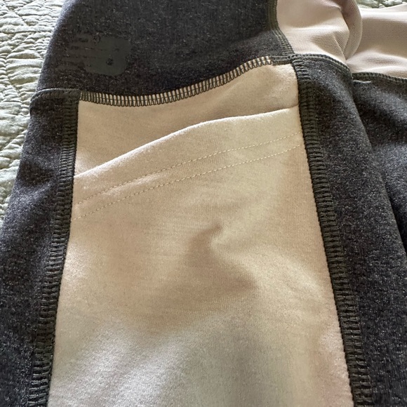 Pink and gray new balance leggings with pockets - Picture 6 of 6